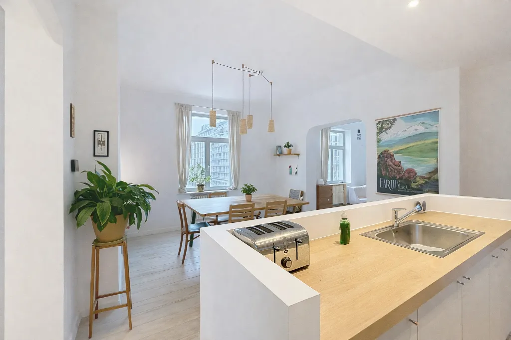 Firefly_gpt-image_nettoyer et ranger la pièce pour la rendre présentable pour une annonce immobilière ( 526865.webp