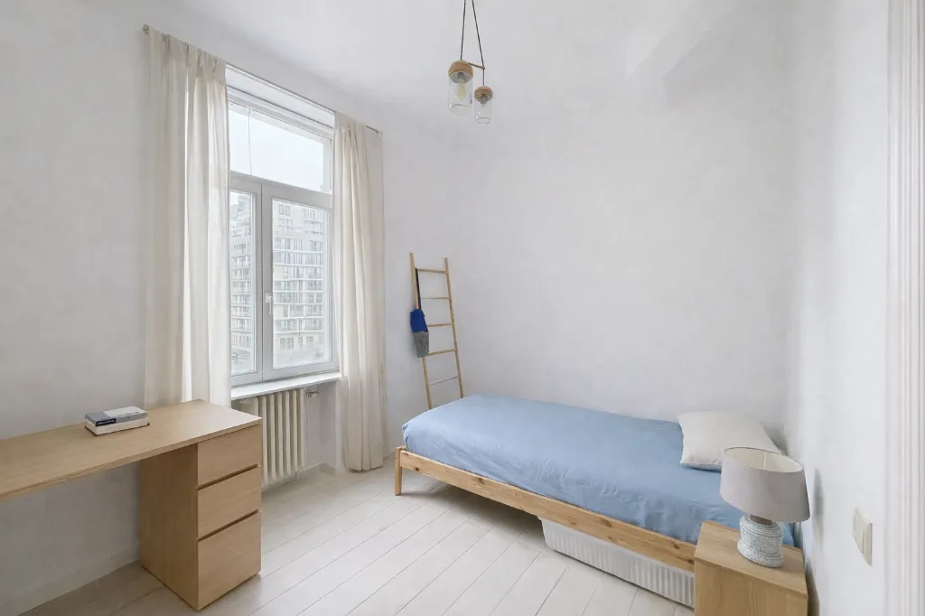 Firefly_gpt-image_le meuble a gauche est un bureau vu de coté 409236.webp