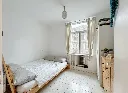 Firefly_Gemini Flash_retirer les coussins à gauche et faire le lit 406317.webp