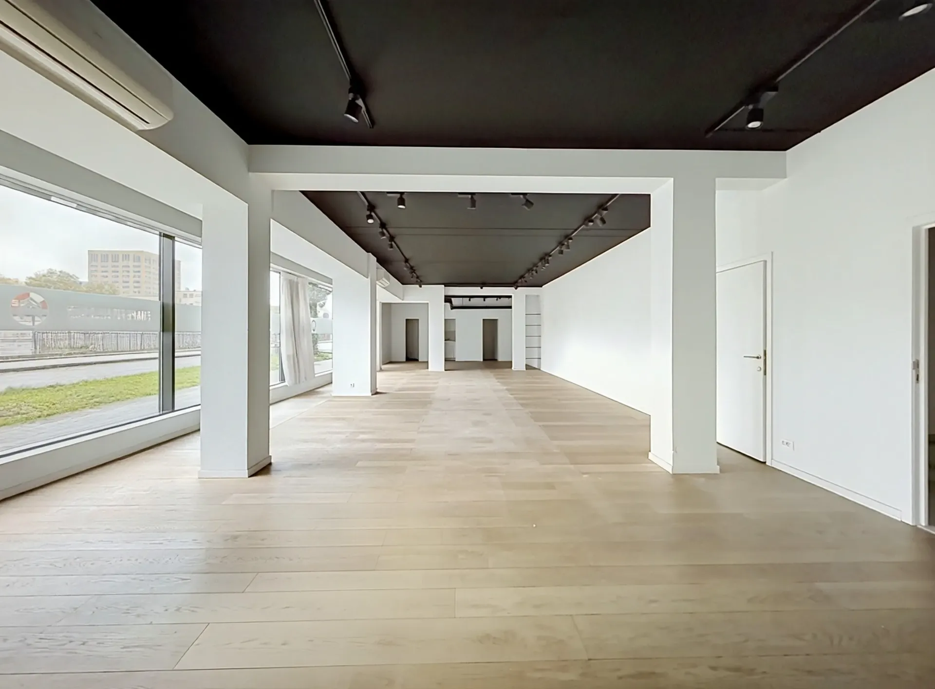 Tour et Taxi - Surface commerciale 140m²